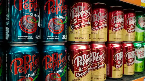 Dubai, Birleşik Arap Emirlikleri - Şubat 02: 2024: Karbonatlı hafif içecekler hipermarket raflarında satılıyor