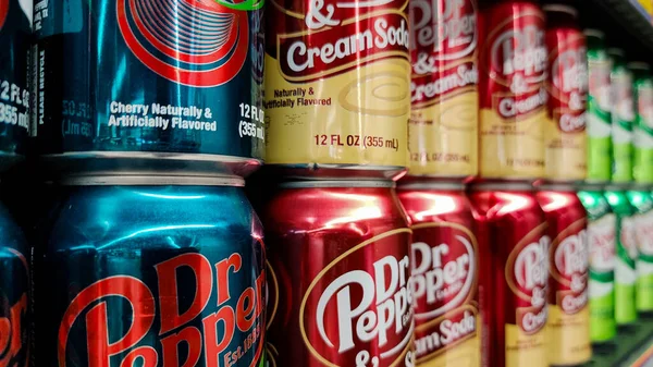 Dubai, Birleşik Arap Emirlikleri - Şubat 02: 2024: Karbonatlı hafif içecekler hipermarket raflarında satılıyor