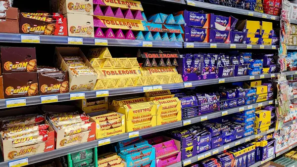 Doha, Katar - Şubat 02.2024: Süpermarketin rafında çeşitli çikolata markaları.
