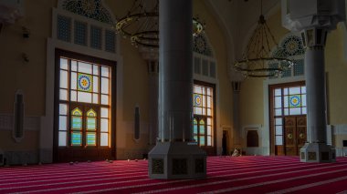 doha, katar- Şubat 02.2024: Bir caminin renkli camından güneş ışığı geliyor.