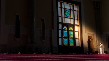 doha, katar- Şubat 02.2024: Bir caminin renkli camından güneş ışığı geliyor.