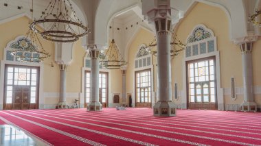 doha, katar- Şubat 02.2024: Bir caminin renkli camından güneş ışığı geliyor.