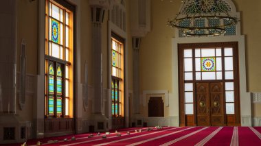 doha, katar- Şubat 02.2024: Bir caminin renkli camından güneş ışığı geliyor.