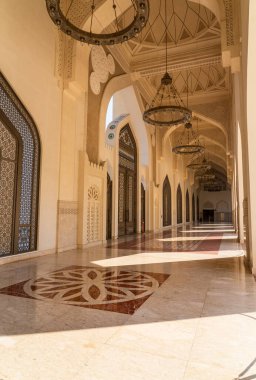 doha, katar- Şubat 02.2024: Bir caminin renkli camından güneş ışığı geliyor.