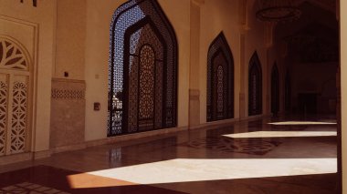 doha, katar- Şubat 02.2024: Bir caminin renkli camından güneş ışığı geliyor.