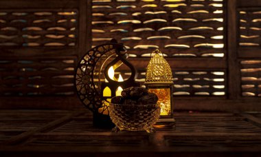 Müslüman Kutsal Ay Ramazanı - Süslü Arapça fener ve tarihlerle.