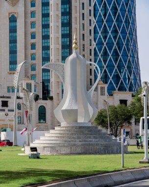 DOHA, QATAR - MARCH 01, 2024: KATAR CORNIChe Batı BAY 'da bir çaydanlık heykeli.