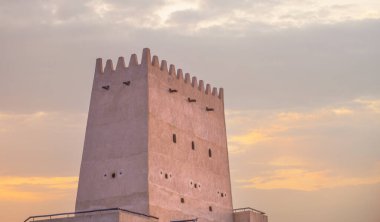Doha, Katar - 20 Aralık 2023 - Barzan Kuleleri, diğer adıyla Umm Salal Mohammed Fort Towers, 19. yüzyılın sonlarında inşa edilen gözetleme kuleleridir.