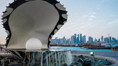 doha, katar- 22 Aralık 2023: Doha Corniche 'deki İnci Anıtı