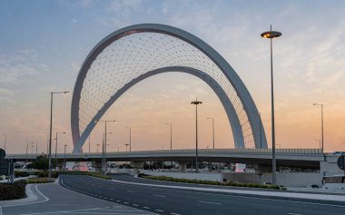 Doha, Katar - 20 Aralık 2023: Al Wahda Köprüsü, Doha şehrinde. 56 kemer köprüsü olarak bilinir..