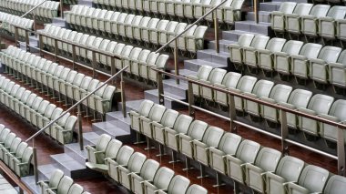 Tribün 'ün spor stadyumundaki koltukları. Açık hava sahası boş. Hayranlar konsepti. Seyirciler için sandalyeler.