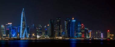Doha, Katar - Mayıs 05.2024: Doha, Katar 'ın gece ufuk çizgisi