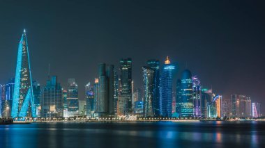 Doha, Katar - Mayıs 05.2024: Doha, Katar 'ın gece ufuk çizgisi