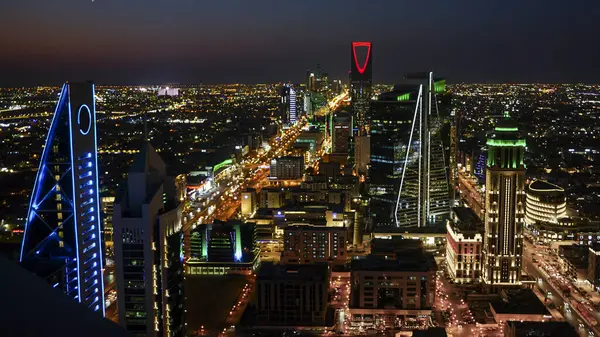 Riyad, Suudi Arabistan - Mar 03 2024: Riyad Şehri Geceleri Suudi Arabistan 'ın başkenti