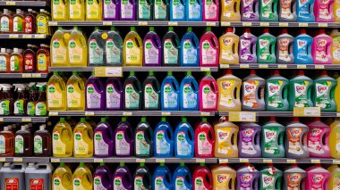 Doha, Katar - Mayıs 05.2024: Süpermarket Rafında Satılık Dezenfektan