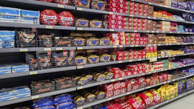 Doha, Katar - Mayıs 05.2024: Süpermarket Rafında Satılık Şekerlemeler