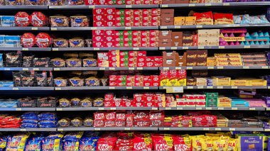 Doha, Katar - Mayıs 05.2024: Süpermarket Rafında Satılık Şekerlemeler