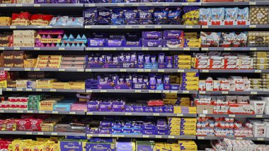 Doha, Katar - Mayıs 05.2024: Süpermarket Rafında Satılık Şekerlemeler