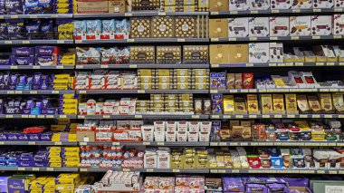 Doha, Katar - Mayıs 05.2024: Süpermarket Rafında Satılık Şekerlemeler