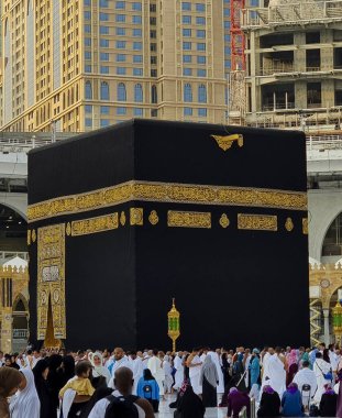 MECCA, SAUDI ARABIA - Mayıs 02 2024: Mekke 'deki Mescidi Haram' da bulunan Kutsal Kabe İslam 'ın merkezidir..