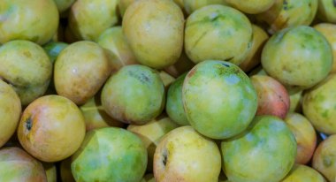 Arka planda bir grup Hint panchavarnam mangosu var.