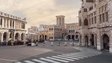 Doha, Katar - Mayıs 05.2024: ünlü Katar souq waqif 'teki yenilenmiş eski Katar binasının manzarası. Katar eski pazarı