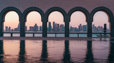Doha, Katar - 6 Mayıs 2024: Doha, Katar 'ın Panoramik ufuk çizgisi