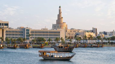 Doha, Katar - 6 Mayıs 2024: Doha, Katar 'ın Panoramik ufuk çizgisi
