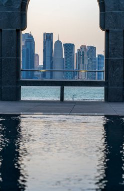 Doha, Katar - 6 Mayıs 2024: Doha, Katar 'ın Panoramik ufuk çizgisi