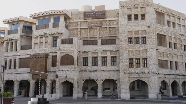 Doha, Katar - Haziran 06, 2024: Souq Waqif, Katar 'ın Doha eyaletinde yer alan bir çorba. Souq, geleneksel giysi, baharat, el işi ve hediyelik eşya satışıyla ünlüdür.