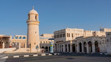 Doha, Katar-Haziran 06.2024: Eski tarihi pazar ve Doha 'daki El Ahmed Camii. Souq Waqif, Katar 'ın Doha şehrinde popüler bir geleneksel pazardır.