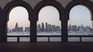 Doha, katar- 6 Mayıs 2024: Katar İslam Müzesi 'nden Katar, Doha' nın Panoramik ufuk çizgisi.