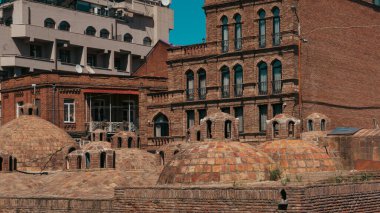 Abanotubani - Tiflis, Gürcistan, sülfürik banyolar için bilinen antik bölge. Buhar Odaları, kırmızı tuğla kubbe ile çatı.