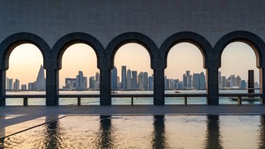 Doha, katar- 6 Mayıs 2024: Katar İslam Müzesi 'nden Katar, Doha' nın Panoramik ufuk çizgisi.