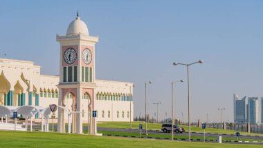doha, Katar-Mayıs 06.2024: Katar 'ın Doha kentindeki Corniche gezinti alanından Amiri Diwan hükümet kompleksi ve Musheireb Camii' nin manzarası