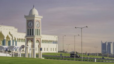 doha, Katar-Mayıs 06.2024: Katar 'ın Doha kentindeki Corniche gezinti alanından Amiri Diwan hükümet kompleksi ve Musheireb Camii' nin manzarası