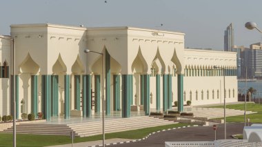 doha, Katar-Mayıs 06.2024: Katar 'ın Doha kentindeki Corniche gezinti alanından Amiri Diwan hükümet kompleksi ve Musheireb Camii' nin manzarası
