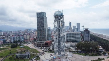 Batumi, Georgia 'nın panoramik hava manzarası. Dönme dolap ve alfabe kulesi ön planda..