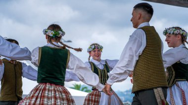 Batumi, Georgia-- 22 Haziran 2024: Geleneksel Letonya halk şarkısı için giyinmiş ve dans eden gençler