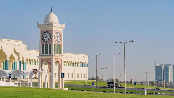 stock image doha,qatar-May 06.2024 :The view of Amiri Diwan government complex and Musheireb Mosque from the Corniche promenade in Doha, Qatar