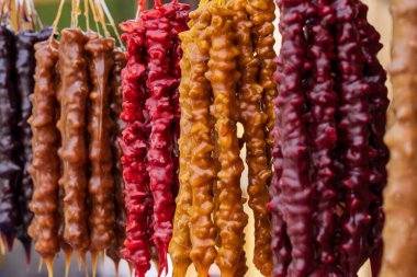 Tiflis, Gürcistan-Haziran 06.2024: Gürcistan genelinde sokak satıcıları tarafından çeşitli renkli kiliseler satıldı ve sergilendi.