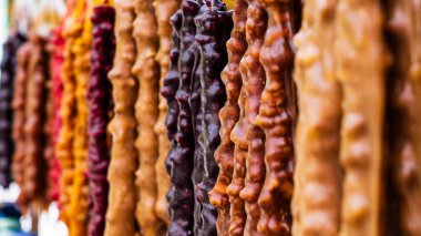 Tiflis, Gürcistan-Haziran 06.2024: Gürcistan genelinde sokak satıcıları tarafından çeşitli renkli kiliseler satıldı ve sergilendi.