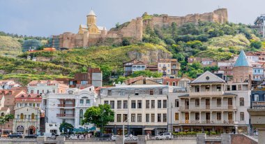 Tiflis, Gürcistan - 6 Haziran 2024: Tiflis şehrinin keşfi, nehir boyunca kentsel zevkler ve manzaralı tekne yolculuklarını da içeriyor ve ziyaretçiler için çok yönlü bir deneyim sunuyor.