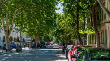 Tiflis, Gürcistan - 6 Haziran 2024: Davit Aghmashenebeli Bulvarı, Tiflis 'teki hareketli atmosferi, tarihi binaları, çeşitli dükkanları, kafeleri ve kültürel etkinlikleri ile tanınan hareketli bir caddedir..