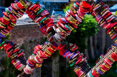 Tblisi, Gürcistan-Haziran 06.2024: Gürcistan 'ın Aşk Kilidi Köprüsü' nde birçok kilit var..