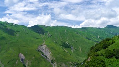 Gudauri, Gürcistan-Haziran 06.2024: Güzel dağlı güzel Gudauri şehri manzarası.