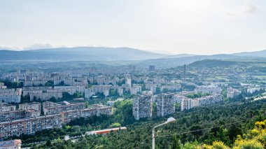 Tiflis, Gürcistan-Haziran 06.2024: Tiflis, Gürcistan, 20 Ağustos 2024: Gürcistan 'ın anıtsal Chronicle' ından elde edilen panoramik manzara. Görüntü, modern de ile harmanlanmış tarihi mimariyle genişleyen şehir manzarasını gözler önüne seriyor.