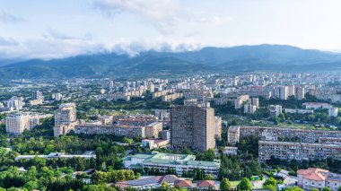 Tiflis, Gürcistan-Haziran 06.2024: Tiflis, Gürcistan, 20 Ağustos 2024: Gürcistan 'ın anıtsal Chronicle' ından elde edilen panoramik manzara. Görüntü, modern de ile harmanlanmış tarihi mimariyle genişleyen şehir manzarasını gözler önüne seriyor.