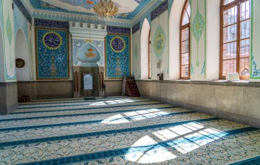 Tiflis, Gürcistan-Haziran 06.2024: Tiblisi şehrinin merkezindeki Tiflis Jumma Camii 'nin içinde, Gürcü mimarisi ile birlikte.