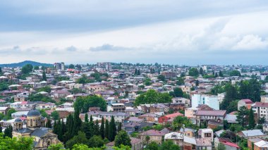 Kutaisi, Gürcistan, 20 Ağustos 2024: Gürcistan 'ın üçüncü büyük şehri Kutaisi' nin çarpıcı manzarası, tarihi Bagrati Katedrali 'nden ele geçirildi. Fotoğrafta antik ve modern mimarinin şehir karışımı sergileniyor.